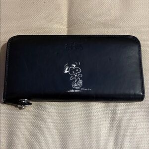 Coach x Peanuts Snoopy Black Leather Accordion Zip Wallet Faux Turnlock Preowned
